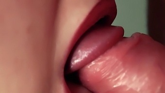 Teen'S Close-Up Orgasm With Fingers And Blowjob