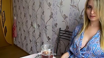 Två Videor Taggade Med Titeln "Min Bästa Väns Styvmamma Visar Sig Vara En Vänlig Och Gästfri Milf"