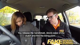Junge Ebony Bekommt Creampie Als Bezahlung Für Fahrstunden