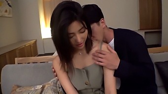 A Natural-Looking Beauty Gives A Handjob And Blowjob To Reach An Orgasm Without Stuttering! Part 1