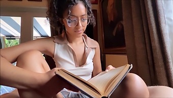 La Giovane Sorella Nerd Esplora La Sessualità - Dani Diaz E Terapia Familiare